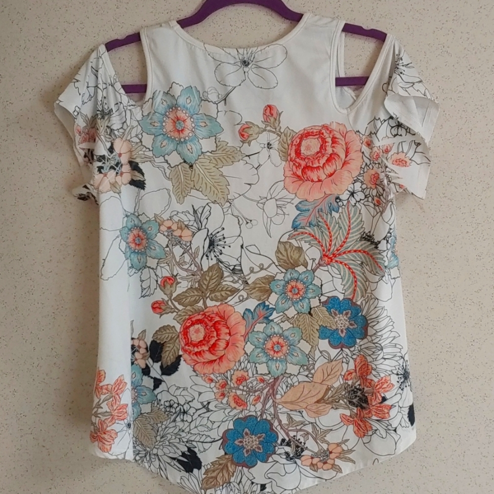 Cut Out Shoulder Top ✨ - Picture 3 of 3